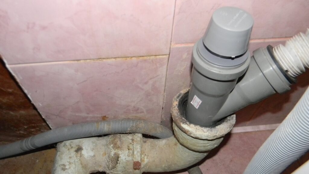 Почему в доме запахло канализацией и что делать, чтоб убрать запах